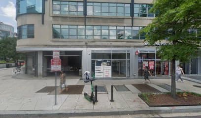 Dr. Manuel Compas - Photo 1