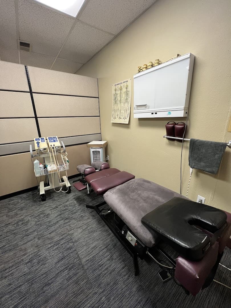 Lock Chiropractic Inc(郭) - Photo 1